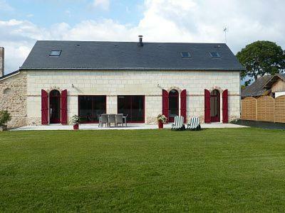 Jolie Maison De Campagne En Pierre De Tuffeau Longué Exterior photo